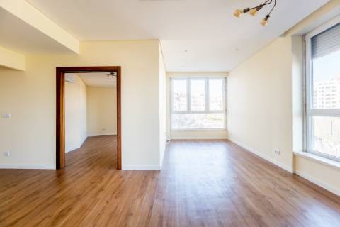 Apartamento T2 + 1 junto às Amoreiras