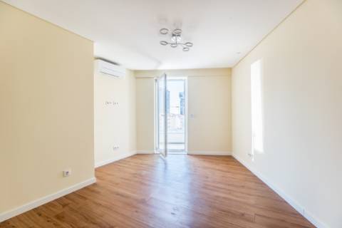 Apartamento T2 + 1 junto às Amoreiras