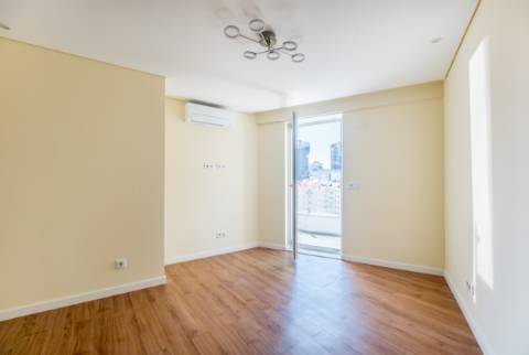 Apartamento T2 + 1 junto às Amoreiras