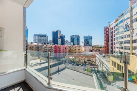 Apartamento T2 + 1 junto às Amoreiras