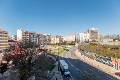 Apartamento T2 + 1 junto às Amoreiras