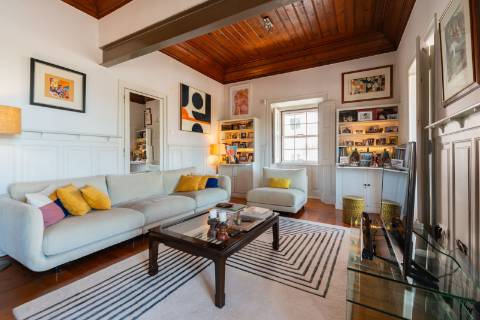 Moradia triplex isolada com jardim, garagem e vista mar em Paço de Arcos, Oeiras