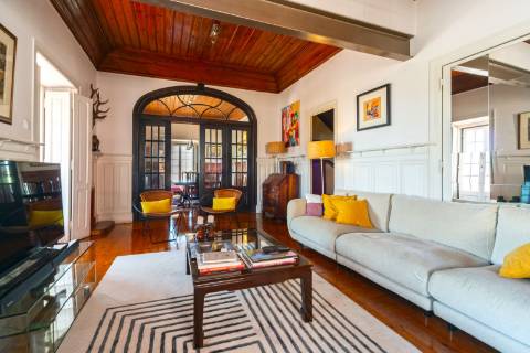 Moradia triplex isolada com jardim, garagem e vista mar em Paço de Arcos, Oeiras