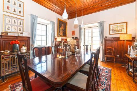 Moradia triplex isolada com jardim, garagem e vista mar em Paço de Arcos, Oeiras