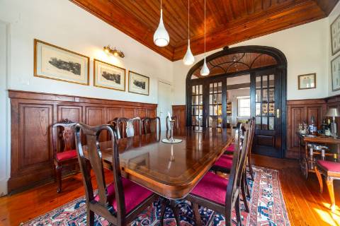 Moradia triplex isolada com jardim, garagem e vista mar em Paço de Arcos, Oeiras