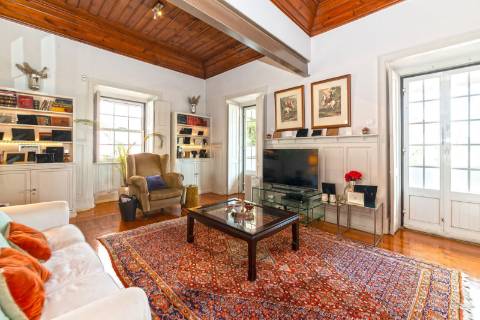 Moradia triplex isolada com jardim, garagem e vista mar em Paço de Arcos, Oeiras