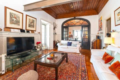 Moradia triplex isolada com jardim, garagem e vista mar em Paço de Arcos, Oeiras