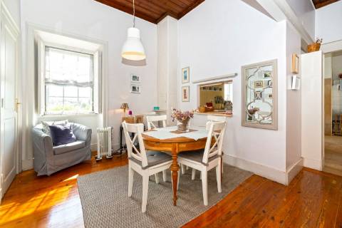 Moradia triplex isolada com jardim, garagem e vista mar em Paço de Arcos, Oeiras