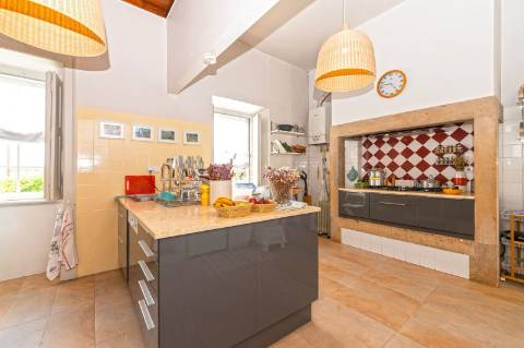 Moradia triplex isolada com jardim, garagem e vista mar em Paço de Arcos, Oeiras