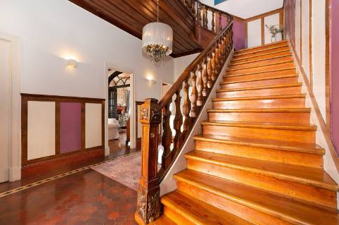 Moradia triplex isolada com jardim, garagem e vista mar em Paço de Arcos, Oeiras