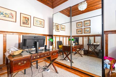 Moradia triplex isolada com jardim, garagem e vista mar em Paço de Arcos, Oeiras