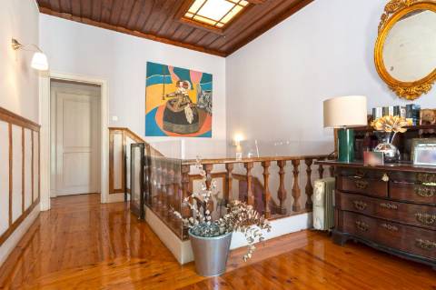 Moradia triplex isolada com jardim, garagem e vista mar em Paço de Arcos, Oeiras