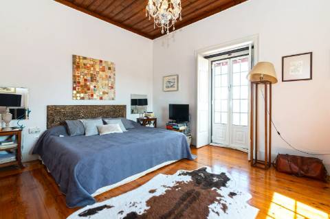 Moradia triplex isolada com jardim, garagem e vista mar em Paço de Arcos, Oeiras