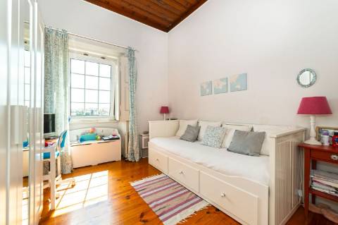 Moradia triplex isolada com jardim, garagem e vista mar em Paço de Arcos, Oeiras