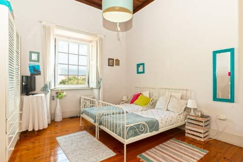 Moradia triplex isolada com jardim, garagem e vista mar em Paço de Arcos, Oeiras