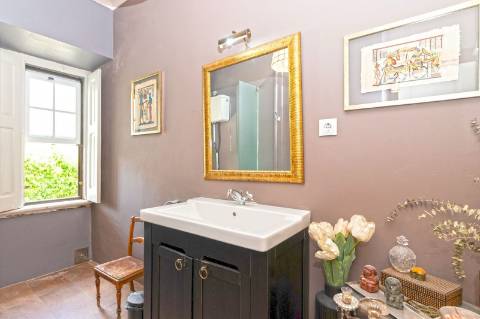 Moradia triplex isolada com jardim, garagem e vista mar em Paço de Arcos, Oeiras