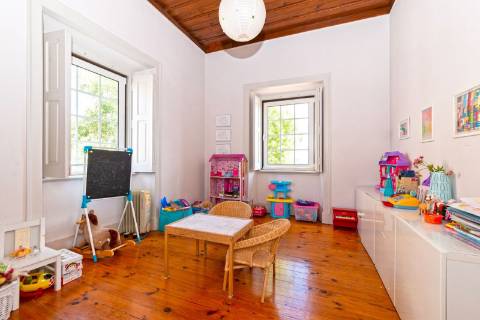 Moradia triplex isolada com jardim, garagem e vista mar em Paço de Arcos, Oeiras