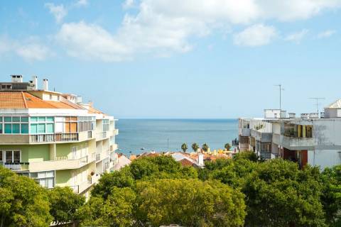 Moradia triplex isolada com jardim, garagem e vista mar em Paço de Arcos, Oeiras