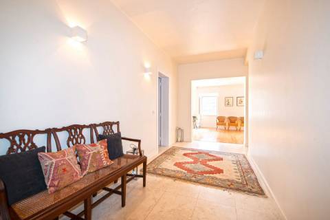 Moradia triplex isolada com jardim, garagem e vista mar em Paço de Arcos, Oeiras