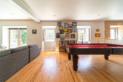 Moradia triplex isolada com jardim, garagem e vista mar em Paço de Arcos, Oeiras