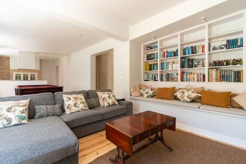 Moradia triplex isolada com jardim, garagem e vista mar em Paço de Arcos, Oeiras