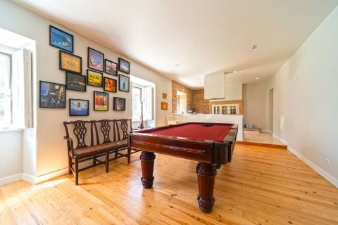 Moradia triplex isolada com jardim, garagem e vista mar em Paço de Arcos, Oeiras