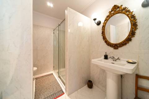 Moradia triplex isolada com jardim, garagem e vista mar em Paço de Arcos, Oeiras