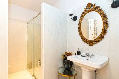 Moradia triplex isolada com jardim, garagem e vista mar em Paço de Arcos, Oeiras