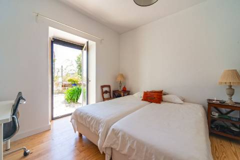 Moradia triplex isolada com jardim, garagem e vista mar em Paço de Arcos, Oeiras