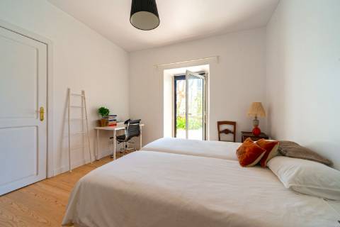 Moradia triplex isolada com jardim, garagem e vista mar em Paço de Arcos, Oeiras