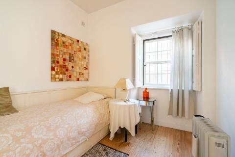 Moradia triplex isolada com jardim, garagem e vista mar em Paço de Arcos, Oeiras