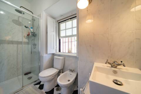 Moradia triplex isolada com jardim, garagem e vista mar em Paço de Arcos, Oeiras