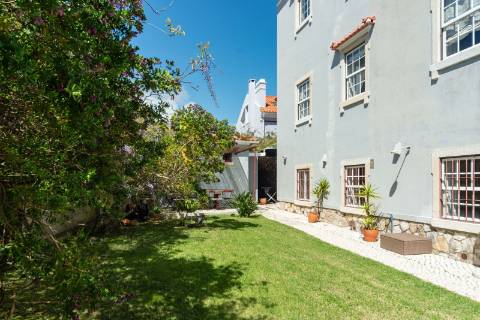Moradia triplex isolada com jardim, garagem e vista mar em Paço de Arcos, Oeiras