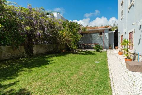 Moradia triplex isolada com jardim, garagem e vista mar em Paço de Arcos, Oeiras