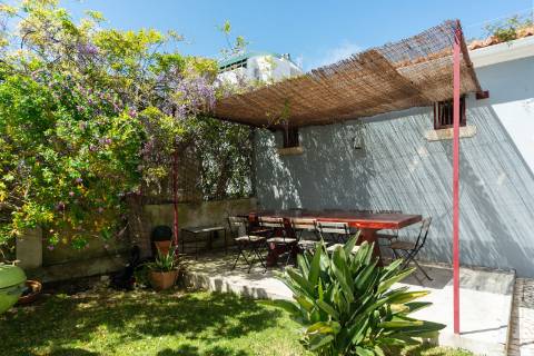 Moradia triplex isolada com jardim, garagem e vista mar em Paço de Arcos, Oeiras