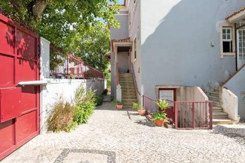 Moradia triplex isolada com jardim, garagem e vista mar em Paço de Arcos, Oeiras