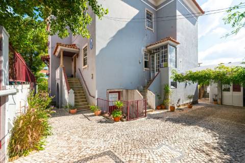 Moradia triplex isolada com jardim, garagem e vista mar em Paço de Arcos, Oeiras