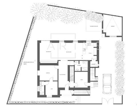 Moradia triplex isolada com jardim, garagem e vista mar em Paço de Arcos, Oeiras