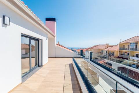 Fantástica penthouse T3 com terraço grande, vista de mar e dois lugares de estacionamento na Parede