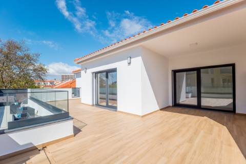Fantástica penthouse T3 com terraço grande, vista de mar e dois lugares de estacionamento na Parede