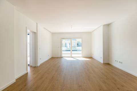 Fantástica penthouse T3 com terraço grande, vista de mar e dois lugares de estacionamento na Parede