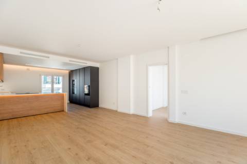 Fantástica penthouse T3 com terraço grande, vista de mar e dois lugares de estacionamento na Parede