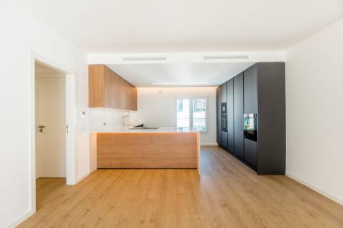 Fantástica penthouse T3 com terraço grande, vista de mar e dois lugares de estacionamento na Parede