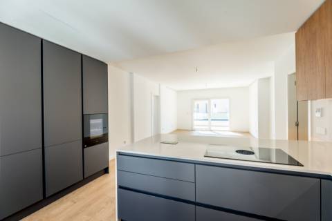 Fantástica penthouse T3 com terraço grande, vista de mar e dois lugares de estacionamento na Parede