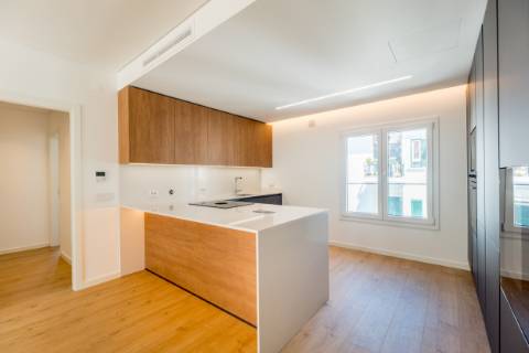 Fantástica penthouse T3 com terraço grande, vista de mar e dois lugares de estacionamento na Parede