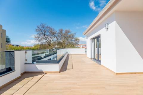 Fantástica penthouse T3 com terraço grande, vista de mar e dois lugares de estacionamento na Parede