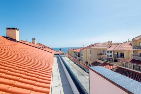 Fantástica penthouse T3 com terraço grande, vista de mar e dois lugares de estacionamento na Parede