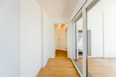 Fantástica penthouse T3 com terraço grande, vista de mar e dois lugares de estacionamento na Parede