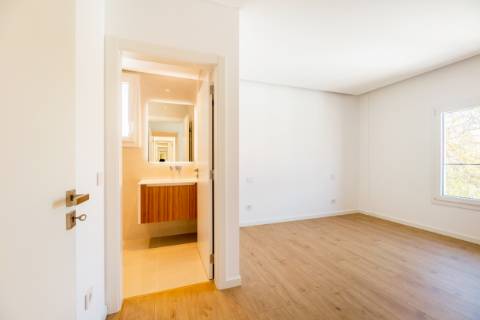 Fantástica penthouse T3 com terraço grande, vista de mar e dois lugares de estacionamento na Parede