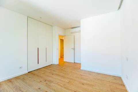 Fantástica penthouse T3 com terraço grande, vista de mar e dois lugares de estacionamento na Parede